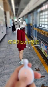 塞着跳蛋逛各种人前露出，看看平时端庄高雅的人妻私下是什么样