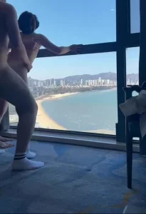 在落地窗前和女友舌吻让单男狠狠后入