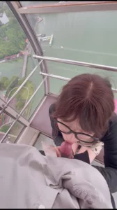 骚母狗在摩天轮上迫不及待的口我，拎回家就是操