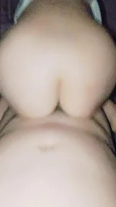 人妻卧室婚纱照下干她！老公在上班