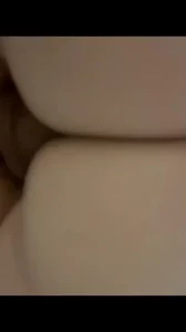 老婆被两个单男连续内射，肏出白浆