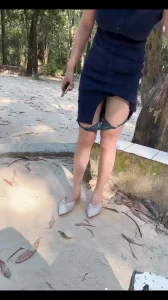 老婆公园直接脱内裤露出