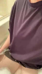 大奶骚货浴室湿身抠逼自慰