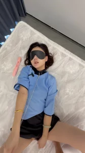 （原创）母狗民国服饰，逼逼插着自慰棒，仔细舔主人的宝贝