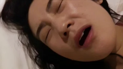 “老公抱紧我再快点”极品美乳人妻的性高潮表情淫荡